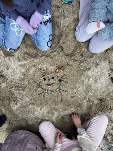 Fin gjeng som har laget bilde av påskeharen med naturmaterialer.